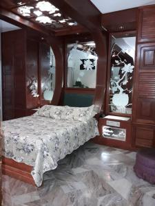 uma cama no meio de um quarto em Gallardin Palace Hotel em Petrópolis