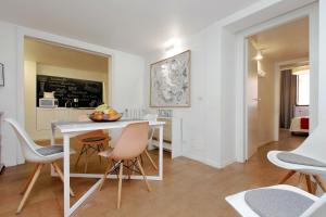 Posedenie v ubytovaní B&G Navona Apartment