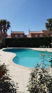 una piscina frente a una casa en Spacieuse maison pour 6 personnes, proche mer et commerces, en Valras-Plage