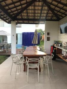 - une table et des chaises dans une pièce avec cuisine dans l'établissement Quintas de Sauipe, Casa F7, à Costa do Sauipe