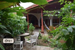 格拉納達的住宿－Casa Lucys Hostal，房屋前设有带桌椅的花园