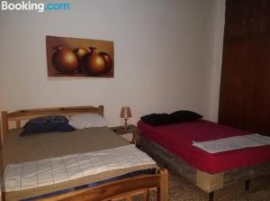 ein Schlafzimmer mit 2 Betten und einem Wandgemälde in der Unterkunft Casa Lucys Hostal in Granada