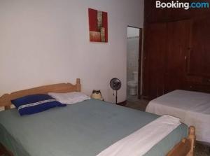 1 dormitorio con 2 camas y ventilador en Casa Lucys Hostal, en Granada