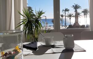 uma mesa com uma chávena de café e vista para o oceano em VINAROS CENTRO Playa em Vinarós