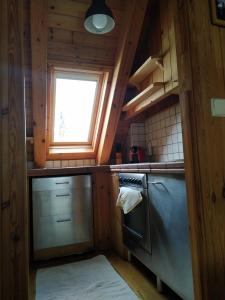 eine Küche mit einem Herd und einem Fenster in einer Hütte in der Unterkunft Apartamentos Mauberme in Salardú