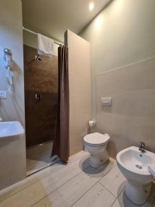 La salle de bains est pourvue de toilettes, d'un lavabo et d'une douche. dans l'établissement B&B Locanda de' Colli, à Signa