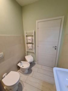 een badkamer met een toilet en een wastafel bij B&B Locanda de' Colli in Signa