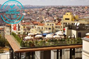 uma vista para uma cidade com guarda-sóis num edifício em Elan Hotel Istanbul Pera em Istambul