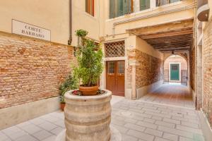 a building with a barrel with a plant in it at Hotel Bernardi Semenzato in Venice