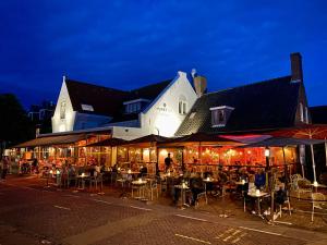 Restaurace v ubytování 140 m2 groot appartement -midden in het centrum- 2022 kompleet gerenoveerd