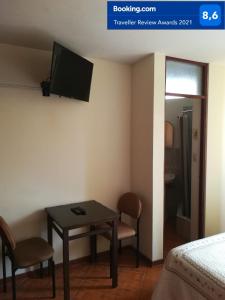 Televízia a/alebo spoločenská miestnosť v ubytovaní Tambo Huascar