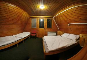 Кровать или кровати в номере Chata pod májovou muldou