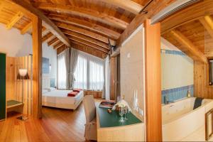 Postel nebo postele na pokoji v ubytování Palazzo Lodron Bertelli. Dimora Storica & Spa
