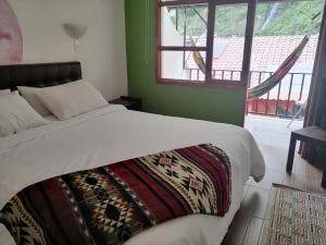 เตียงในห้องที่ Hostal & Spa Casa Real