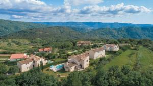 - une vue aérienne sur un village dans les montagnes dans l'établissement Villa Livia, à Sovinjak