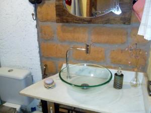 een wastafel met een glazen kom erop bij Diamantina, Curralinho (Extração) in Diamantina