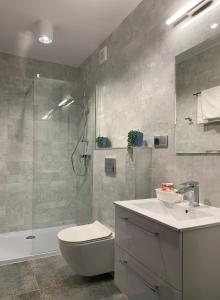 een badkamer met een wastafel, een toilet en een douche bij Pensjonat Paradise in Karpacz