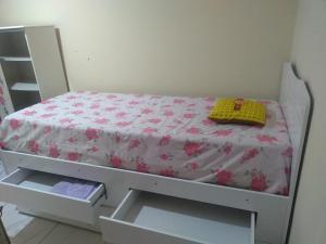 A bed or beds in a room at Apto na Praia