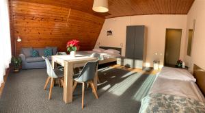 uma sala de estar com uma mesa e um sofá em Pensjonat Paradise em Karpacz