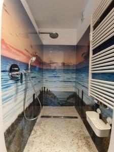 La salle de bains est pourvue d'une peinture murale représentant l'océan. dans l'établissement Vier Jahreszeiten Haus 1 Whg 20, à Großenbrode