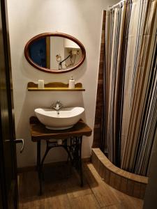 bagno con lavandino e specchio di Őrség Kincse Nagy Apartman - 6 főre a Hegyhátszentjakab
