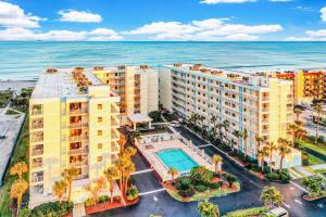 una vista aerea di un hotel e dell'oceano di Atlantic Sands Condos a Cocoa Beach