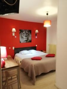 ルーアンにあるLa Poulardeの赤い壁のベッドルーム1室(ベッド2台付)
