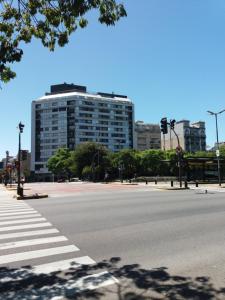 een lege straat met een groot gebouw op de achtergrond bij Kalahat II in Buenos Aires