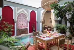 Ein Restaurant oder anderes Speiselokal in der Unterkunft Riad Loudaya & Spa 