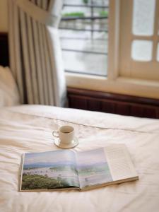Een bed of bedden in een kamer bij VIỆT Hostel