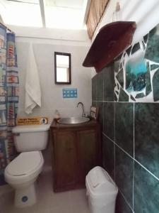 een badkamer met een toilet en een wastafel bij Hospedaje Pirata Express in Capurganá