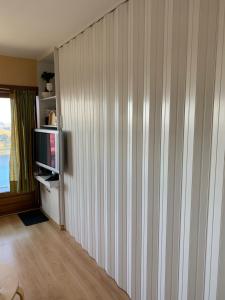 Televisyen dan/atau pusat hiburan di Cosy Laguna Resort Knokke Duinbergen Furnitured Internet studio