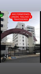 una motocicleta estacionada frente a un edificio en Apartamento/Flat em Aracaju, en Aracaju