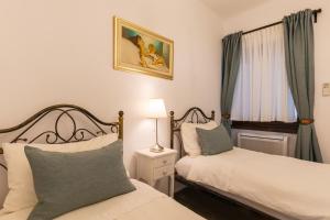 a bedroom with two beds and a window at Apartman Arca in Rovinj