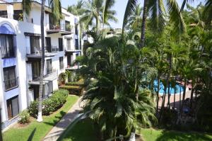 Bazén v ubytování Puerto de Luna Pet Friendly and Family Suites nebo v jeho okolí
