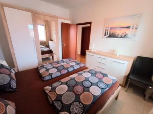 Mały pokój z 2 łóżkami i biurkiem w obiekcie BodenSEE Friedrichshafen City Apartment "WALTRAUD" w mieście Friedrichshafen