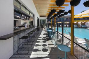 Πισίνα στο ή κοντά στο voco The Tuxon by IHG