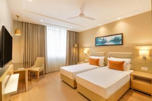 TV a/nebo společenská místnost v ubytování Lemon Tree Hotel, Aligarh