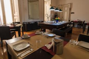 A restaurant or other place to eat at Spaccanapoli Comfort Suites