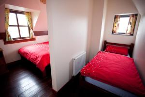 Gulta vai gultas numurā naktsmītnē Aille River Tourist Hostel and Camping Doolin