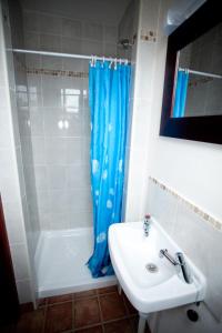 Vannas istaba naktsmītnē Aille River Tourist Hostel and Camping Doolin