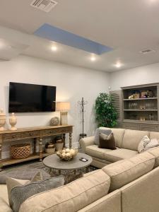 Una sala de estar con un sofá y un televisor. en The Abita, en Nueva Orleans