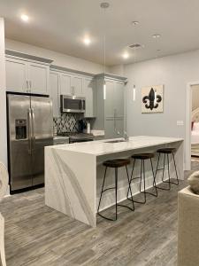 cocina con encimera blanca grande y nevera en The Abita, en Nueva Orleans
