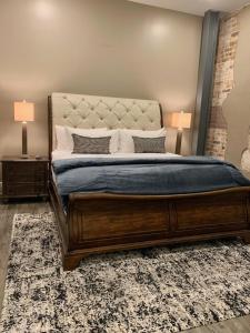 1 dormitorio con cama extragrande y alfombra en The Abita, en Nueva Orleans
