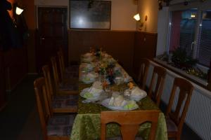 una mesa larga con platos de comida. en Penzion Abahouse, en Liptovský Mikuláš