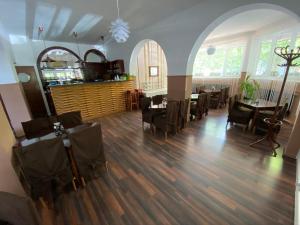 Reštaurácia alebo iné gastronomické zariadenie v ubytovaní Belvárosi Panzió