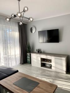 Televízia a/alebo spoločenská miestnosť v ubytovaní Apartament RELAX
