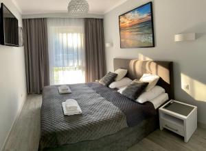 sypialnia z łóżkiem z dwoma ręcznikami w obiekcie Apartament RELAX w Pogorzelicy