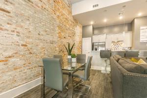 comedor con pared de ladrillo en The Bordeaux, en Nueva Orleans