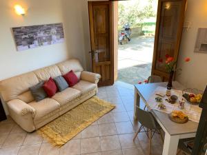 a living room with a couch and a table at Casa Eva in Castelluzzo